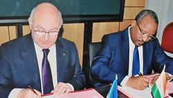 Signature de convention entre les ministres français et nigérien des Finances