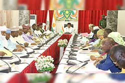 Au Conseil des ministres : Le budget général de l'Etat 2017, au titre du deuxième collectif équilibré en recettes et en dépenses à un montant de 1.910,11 milliards FCFA contre 1.855,36 milliards FCFA, soit une augmentation de 54,75 milliards FCFA.