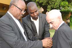 Cérémonie de décoration du Chef de la Section Economie, Commerce et Gouvernance de l'Union Européenne