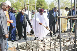 Le Président de la République, SE Issoufou Mahamadou, procède à la pose de la première pierre du nouvel immeuble du Ministère des Finances