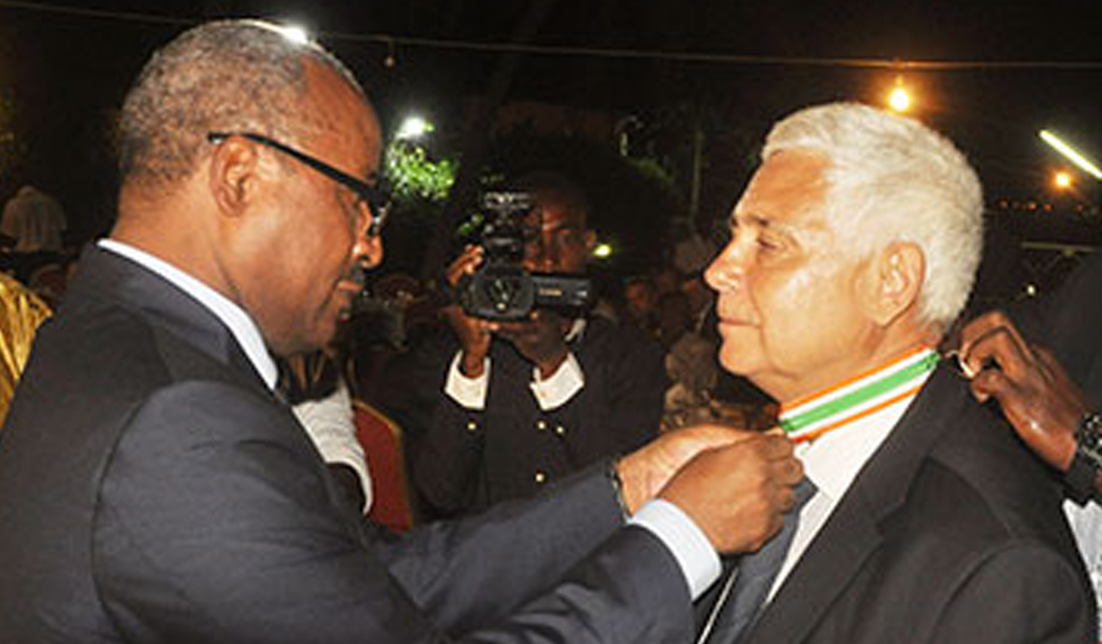 Cérémonie de distinction de l'Ambassadeur, Chef de délégation de l'Union Européenne au Niger SE Raul Mateus PAULA élevé au grade de Commandeur de l'ordre national du Niger.