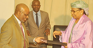 Echange de documents entre les officiels