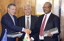 Le ministre des Finances et le Directeur général de l'Agence Française de Développement